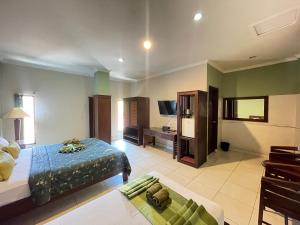 TV a/nebo společenská místnost v ubytování Klungkung Tower Hotel