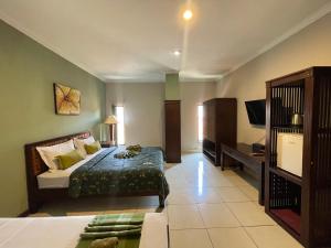 Postel nebo postele na pokoji v ubytování Klungkung Tower Hotel