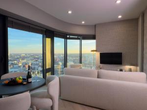 Posezení v ubytování URBAN APARTMENTS LUXURY SkyLine Global, 22th floor No 23 , Free Garage, Self Check-in
