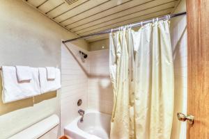 een badkamer met een douchegordijn en een wastafel bij Bogus Basin Comfort -226 D in Bogus Basin +14 foto's