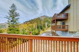 een balkon van een huis met uitzicht op een berg bij Bogus Basin Comfort -226 D in Bogus Basin