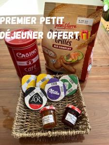 ein mit Lebensmitteln gefüllter Korb und eine Tüte mit Lebensmitteln in der Unterkunft Villa Confort Jacuzzi Clim Parking classé 3 étoiles in Marseille