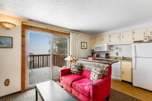 Køkken eller tekøkken på Snowfall Getaway -268 I