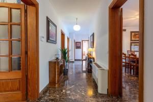 un corridoio con porta che conduce a una sala da pranzo di Villa Damar a Can Picafort