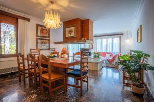 una cucina e una sala da pranzo con tavolo e sedie di Villa Damar a Can Picafort