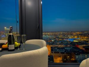 Nápoje v ubytování URBAN APARTMENTS LUXURY SkyLine Global, 22th floor No 23 , Free Garage, Self Check-in + 30 fotografií