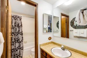 Et badeværelse på Snowfall Getaway -268 I + 20 billeder