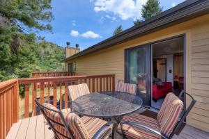 En balkon eller terrasse på Snowfall Getaway -268 I