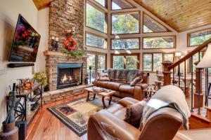 Posezení v ubytování 3 Mi to Vogel State Park! Family Home with Game Room