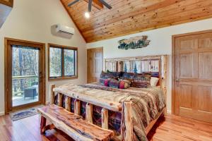 Postel nebo postele na pokoji v ubytování 3 Mi to Vogel State Park! Family Home with Game Room