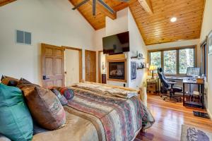 Kuchyň nebo kuchyňský kout v ubytování 3 Mi to Vogel State Park! Family Home with Game Room