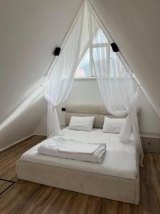 un dormitorio con una cama con mosquitera en SEAR Ailəvi Məkan, en Qusar