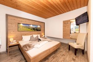 Postel nebo postele na pokoji v ubytování DAS EDELWEISS - Apartment Kuprian