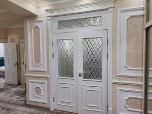 een witte deur met een raam in een kamer bij Gold 99 in Samarkand