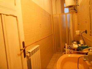 Baño pequeño con aseo y lavamanos en Casa di Roma en Roma