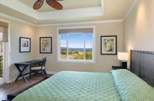 Postel nebo postele na pokoji v ubytování Luxury Island Stay with Coastline Views in Waiulau