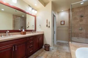 Koupelna v ubytování Luxury Island Stay with Coastline Views in Waiulau