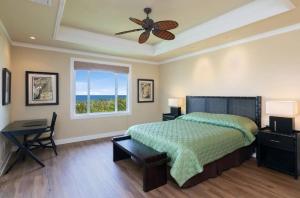 Postel nebo postele na pokoji v ubytování Luxury Island Stay with Coastline Views in Waiulau