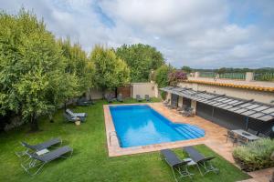 an overhead view of a backyard with a swimming pool at Turismo Rural Mas Ametller in Fontclara