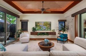 - un salon avec un ventilateur de plafond dans l'établissement Spacious Island Home with Beach Access, à Waikoloa