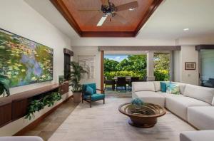 un salon avec un canapé et une télévision dans l'établissement Spacious Island Home with Beach Access, à Waikoloa