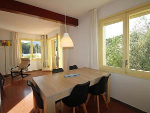 ein Esszimmer mit einem Holztisch und Stühlen in der Unterkunft Casa amplia con jardín a 100m de la playa de La Farella, cerca del puerto de Llançà - ES-228-168 in Llança