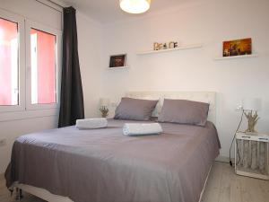 ein Schlafzimmer mit einem Bett mit zwei Handtüchern darauf in der Unterkunft AMETLLERS - Apartamento renovado y totalmente equipado, situado muy cerca del centro histórico de Llançà - ES-228-193 in Llança