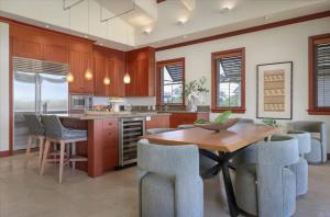 Η κουζίνα ή μικρή κουζίνα στο Luxury Kolea Penthouse with Beach Access