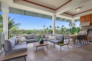 Χώρος καθιστικού στο Luxury Kolea Penthouse with Beach Access