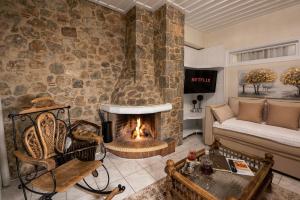un soggiorno con camino e divano di Ampolis Guest House ad Aráchova