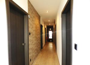einen Flur mit schwarzen Türen und Holzböden in der Unterkunft Pinhal Litoral in Marinha Grande