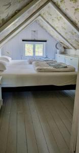 Ένα ή περισσότερα κρεβάτια σε δωμάτιο στο Gult Hus Ved Fjorden I Idylliske Holmsbu