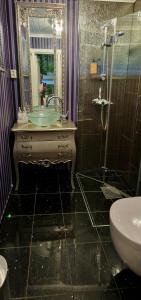 Ένα μπάνιο στο Gult Hus Ved Fjorden I Idylliske Holmsbu