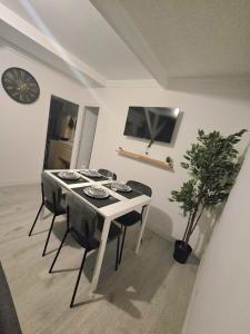 Μια τηλεόραση ή/και κέντρο ψυχαγωγίας στο L'étoile Havraise - 4 people 3 beds