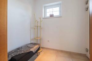 Bergmoment Stubai في تلفس ام ستوباي: غرفة مع مقعد في الزاوية مع نافذة