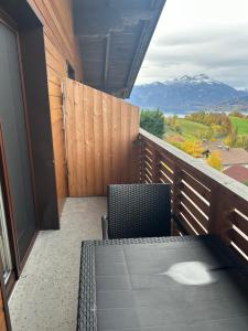 ein Balkon mit Tisch und Stühlen und Bergen in der Unterkunft Wohnung am Attersee in Steinbach am Attersee