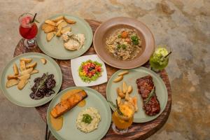a wooden table with plates of food on it at EcoHotel Casa Maria Parda in Cocorná