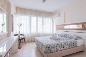 Postel nebo postele na pokoji v ubytování Finikoudes gate