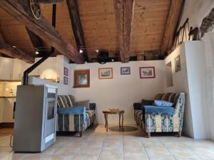 un soggiorno con 2 sedie e una TV di Stalla di Adele a Cevio