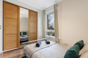 a bedroom with a bed and a mirror at Free Parking - Central - Sleeps 6 - Great Location in Armadale