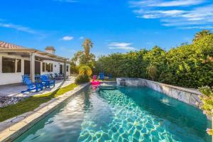 uma piscina num quintal com uma casa em Top Rated 6br 4ba Pool Spa Putting Green em Bermuda Dunes