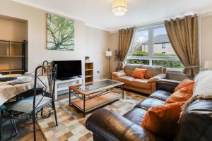 a living room with a couch and a tv at Free Parking - Central - Sleeps 6 - Great Location in Armadale