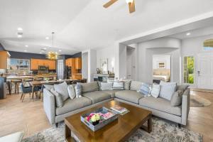 uma sala de estar com um sofá e uma mesa em Top Rated 6br 4ba Pool Spa Putting Green em Bermuda Dunes