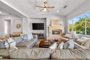 uma sala de estar com um sofá e uma lareira em Top Rated 6br 4ba Pool Spa Putting Green em Bermuda Dunes mais 58 fotografias