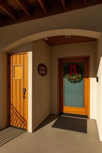 a hallway with a door with a christmas wreath on it at Snowcreek-Downtown-Cedar-ADA-HotTub- Kitchen in Leavenworth