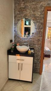 un baño con lavabo y espejo en House Viola, en Imsouane 180 fotos más
