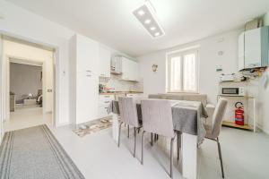 une cuisine et une salle à manger avec une table et des chaises dans l'établissement Casa Mimmo - close to the airport & private parking, à Azzano San Paolo