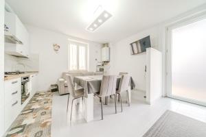 une cuisine et une salle à manger avec une table et des chaises dans l'établissement Casa Mimmo - close to the airport & private parking, à Azzano San Paolo 10 autres photos