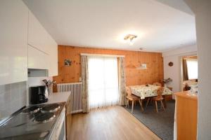 Η κουζίνα ή μικρή κουζίνα στο Chesa Talvo +1 φωτογραφίες