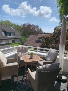 een terras met stoelen en een tafel op een balkon bij Villa Blue - Cuxhaven in Döse